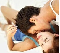 Homem Beijando Pescoço da Mulher na Cama