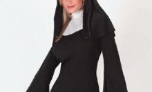 Mulher Fantasiada de Freira