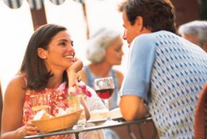 Casal Conversando em Restaurante