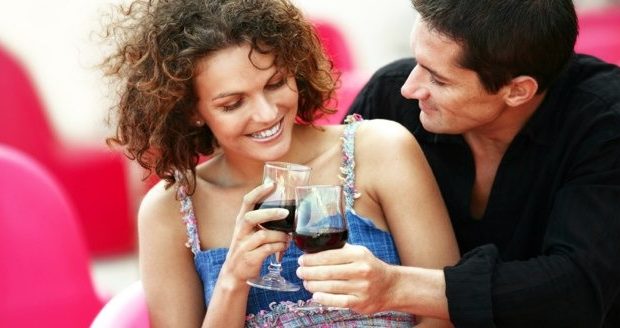 Casal Brindando com Vinho