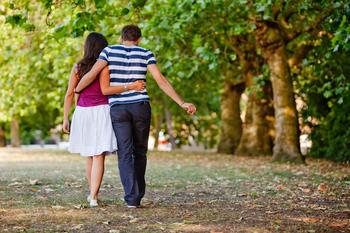 Casal Caminhando pelo Parque