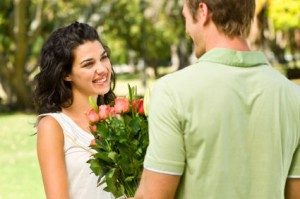 Homem Entregando Flores para a Amada