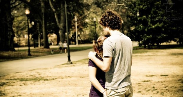 Casal de Jovens Abraçados no Parque