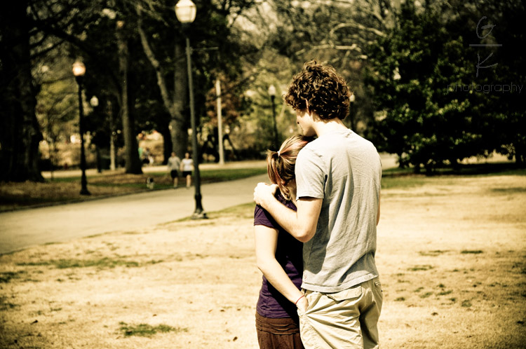 Casal de Jovens Abraçados no Parque