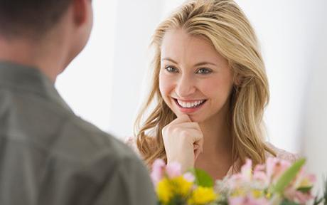 Mulher Recebendo Flores