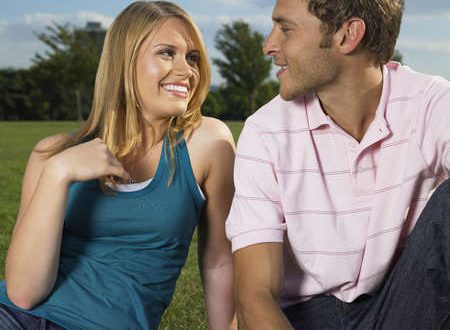 Casal Sentado em Parque