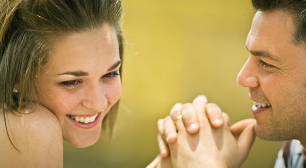 Mulher Tímida Sendo Abordada por Rapaz