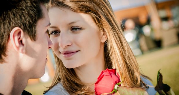 Mulher Apaixonada Ganhando uma Rosa