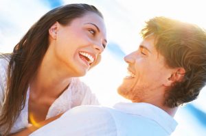 Casal Feliz na Praia