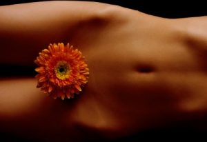 Cintura de mulher com uma flor