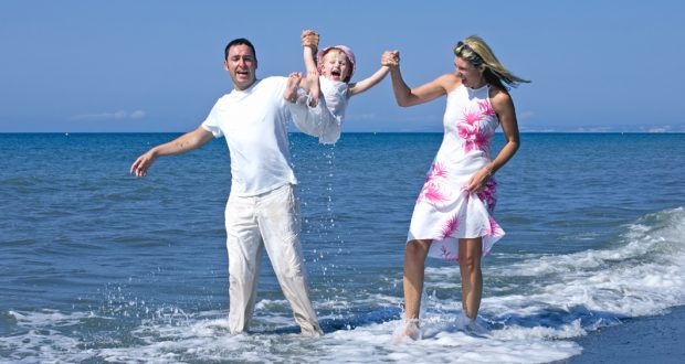 Casal com criança na Praia