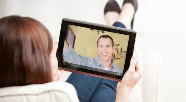 Casal se Comunicando por Tablet