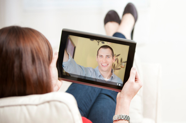 Casal se Comunicando por Tablet