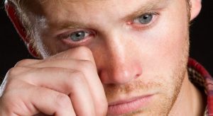 Homem a Chorar