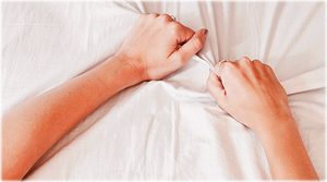 Mulher com Orgasmo Apertando a Fronha