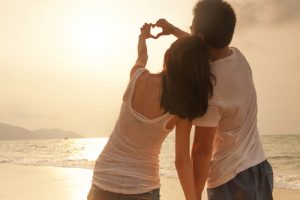 Casal Fazendo Coração com as Mãos no Sol