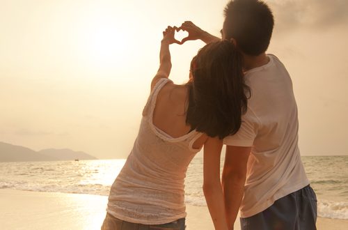 Casal Fazendo Coração com as Mãos no Sol