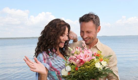 Homem Dando Flores para Mulher