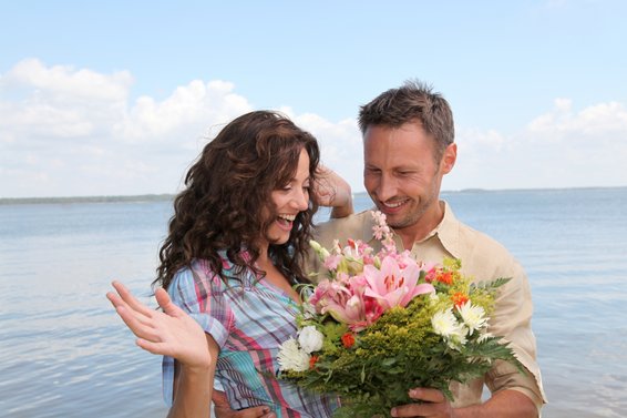 Homem Dando Flores para Mulher