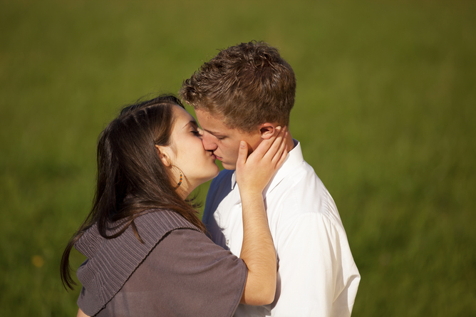 Adolescentes beijando