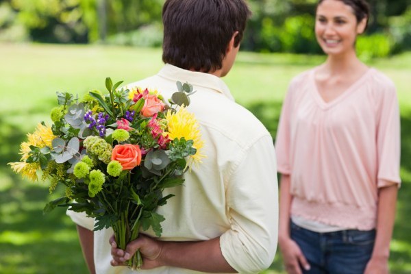 Homem dando flores