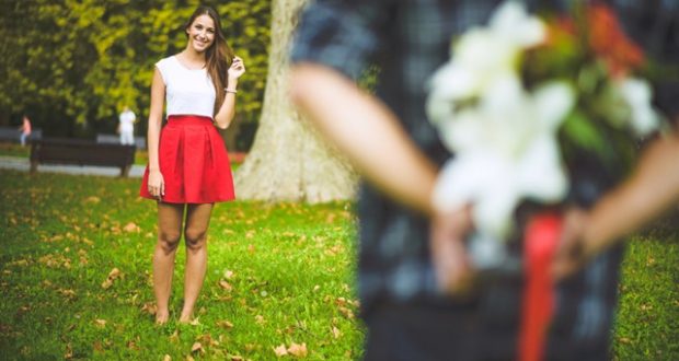 Homem dando flores