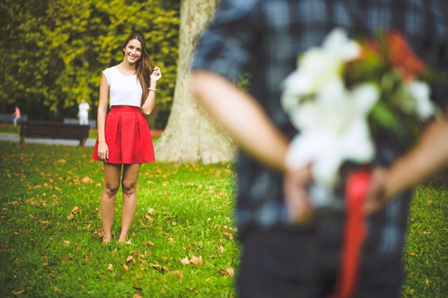 Homem dando flores