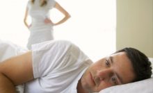 Homem chateado na cama