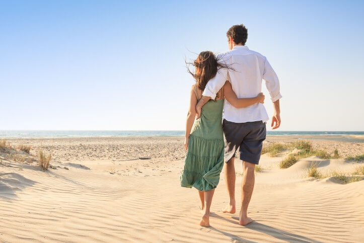 Casal caminhando na praia