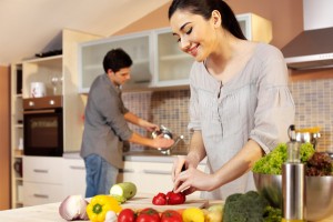 Casal feliz na cozinha