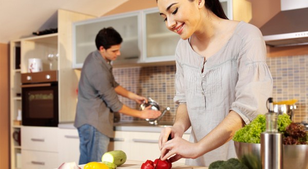 Casal feliz na cozinha