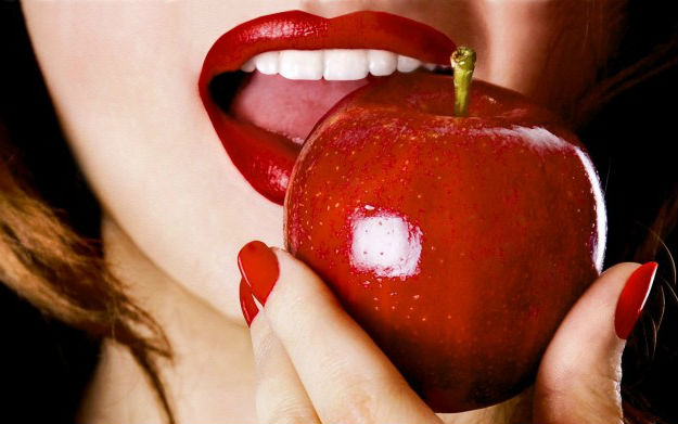 Mulher comendo maçã