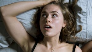 Mulher se masturbando escondida