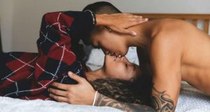 Casal beijando na cama